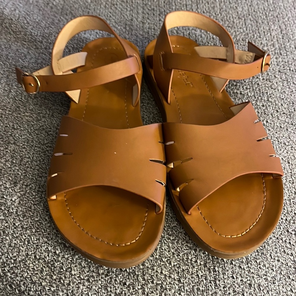 Kids Cat and Jack sandal tan size 4. In great condition.
